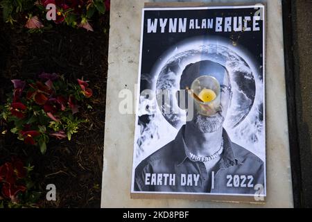 Un segno si trova sul terreno ad una veglia presso l'edificio della Corte Suprema a Washington, D.C., il 29 aprile 2022 per l'attivista ambientale Wynn Alan Bruce, che si autoimmolò presso la Corte Suprema la settimana prima di portare l'attenzione sulla crisi del cambiamento climatico. (Foto di Bryan Olin Dozier/NurPhoto) Foto Stock