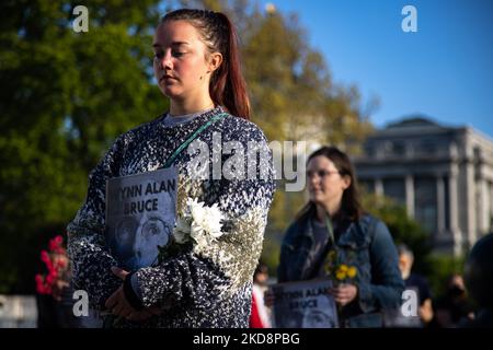 La gente perfrorm una meditazione ambulante durante una veglia all'edificio della Corte Suprema a Washington, D.C. il 29 aprile 2022 per l'attivista ambientale Wynn Alan Bruce, che si autoimmolò alla Corte Suprema la settimana prima di portare l'attenzione alla crisi del cambiamento climatico. (Foto di Bryan Olin Dozier/NurPhoto) Foto Stock