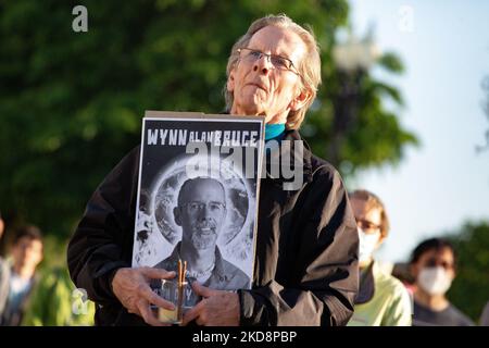 La gente perfrorm una meditazione ambulante durante una veglia all'edificio della Corte Suprema a Washington, D.C. il 29 aprile 2022 per l'attivista ambientale Wynn Alan Bruce, che si autoimmolò alla Corte Suprema la settimana prima di portare l'attenzione alla crisi del cambiamento climatico. (Foto di Bryan Olin Dozier/NurPhoto) Foto Stock