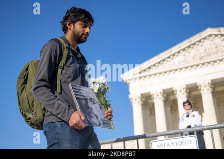 La gente perfrorm una meditazione ambulante durante una veglia all'edificio della Corte Suprema a Washington, D.C. il 29 aprile 2022 per l'attivista ambientale Wynn Alan Bruce, che si autoimmolò alla Corte Suprema la settimana prima di portare l'attenzione alla crisi del cambiamento climatico. (Foto di Bryan Olin Dozier/NurPhoto) Foto Stock