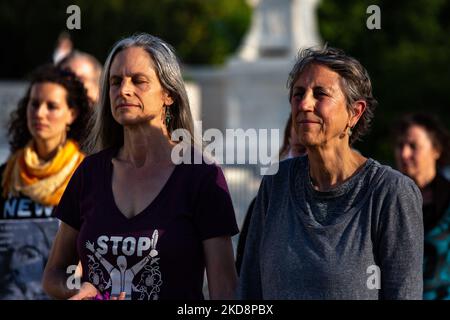 La gente perfrorm una meditazione ambulante durante una veglia all'edificio della Corte Suprema a Washington, D.C. il 29 aprile 2022 per l'attivista ambientale Wynn Alan Bruce, che si autoimmolò alla Corte Suprema la settimana prima di portare l'attenzione alla crisi del cambiamento climatico. (Foto di Bryan Olin Dozier/NurPhoto) Foto Stock