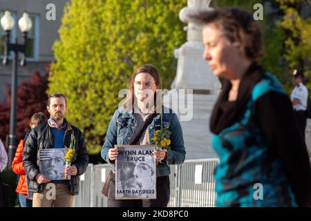 La gente perfrorm una meditazione ambulante durante una veglia all'edificio della Corte Suprema a Washington, D.C. il 29 aprile 2022 per l'attivista ambientale Wynn Alan Bruce, che si autoimmolò alla Corte Suprema la settimana prima di portare l'attenzione alla crisi del cambiamento climatico. (Foto di Bryan Olin Dozier/NurPhoto) Foto Stock