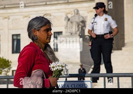 La gente perfrorm una meditazione ambulante durante una veglia all'edificio della Corte Suprema a Washington, D.C. il 29 aprile 2022 per l'attivista ambientale Wynn Alan Bruce, che si autoimmolò alla Corte Suprema la settimana prima di portare l'attenzione alla crisi del cambiamento climatico. (Foto di Bryan Olin Dozier/NurPhoto) Foto Stock