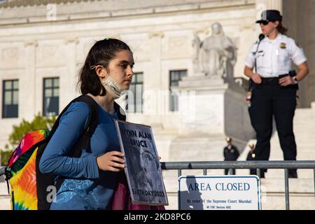 La gente perfrorm una meditazione ambulante durante una veglia all'edificio della Corte Suprema a Washington, D.C. il 29 aprile 2022 per l'attivista ambientale Wynn Alan Bruce, che si autoimmolò alla Corte Suprema la settimana prima di portare l'attenzione alla crisi del cambiamento climatico. (Foto di Bryan Olin Dozier/NurPhoto) Foto Stock