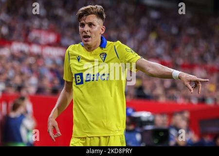 Ivan Alejo di Cadice CF in azione durante la partita la Liga Santader tra Siviglia CF e Cadice CF al Ramon Sanchez Pizjuan di Siviglia, Spagna, il 29 aprile 2022. (Foto byose Luis Contreras/ DAX Images/NurPhoto) Foto Stock