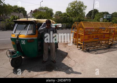 Un pilota di risciò auto disseta la sua sete in una calda giornata estiva a Nuova Delhi, India, il 30 aprile 2022. (Foto di Mayank Makhija/NurPhoto) Foto Stock