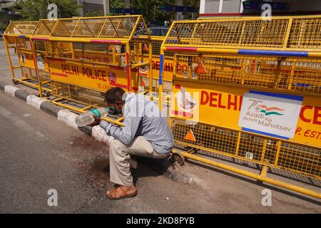 Un pilota di risciò auto disseta la sua sete in una calda giornata estiva a Nuova Delhi, India, il 30 aprile 2022. (Foto di Mayank Makhija/NurPhoto) Foto Stock