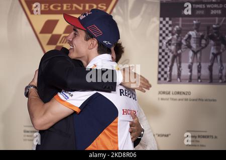 Jorge Lorenzo di Spagna ha presentato la medaglia delle Leggende della MotoGP e saluta Marc Marquez (93) di Spagna e il team Repsol Honda durante il Gran Premio Red Bull di Spagna al circuito di Jerez - Angel Nieto il 30 aprile 2022 a Jerez de la Frontera, Spagna. (Foto di Jose Breton/Pics Action/NurPhoto) Foto Stock