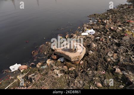 Un idolo esce lungo una riva parzialmente asciutta e inquinata del fiume Yamuna, in una calda giornata estiva a Nuova Delhi, India, il 30 aprile 2022. (Foto di Mayank Makhija/NurPhoto) Foto Stock