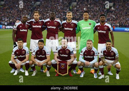 Back Row:- West Ham United's Michail AntonioWest Ham United's Craig DawsonWest Ham United's Kurt Zouma West Ham United's Tomas Soucek West Ham l'Alphonse areola (in prestito da Paris Saint-Germain) e West Ham United's ben Johnson. Prima fila:- West Ham United's Aaron Cresswell West Ham United's Pablo FomalsWest Ham United's Declan Rice West Ham United's Jarrod Bowen and West Ham United's Manuel Lanzini Team spara prima di dare il via alla semi-finale 1st di Europe League tra West Ham United e Eintracht Francoforte al London Stadium di Londra, Londra, Regno Unito 28th aprile , 2022 (Foto di Action Foto S Foto Stock