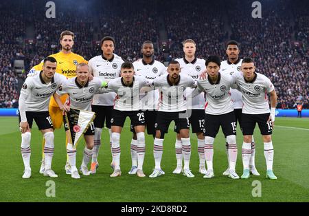 L-R Back Row:- Kevin Trapp di Eintracht Frankfurt Almamy Toure di Eintracht Frankfurt Tuta di Eintracht Frankfurt Martin Hinteregger di Eintracht Frankfurt e Ansgar Knauff di Eintracht Frankfurt (in prestito da Borussia Dortmund). L-R Front Row:- Filip Kostic di Eintracht Francoforte Sebastian Rode di Eintracht Francoforte Jesper Lindstrom di Eintracht Francoforte Djibril Sow, Daichi Kamada di Eintracht Francoforte e Rafael Santos Borre di Eintracht Francoforte. Team Shoot prima del calcio d'inizio durante la semifinale 1st di Europe League tra West Ham United e Eintracht Francoforte al London Stadium Foto Stock