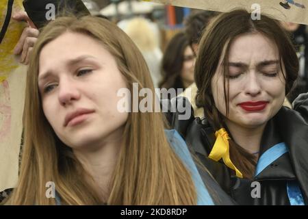 Le donne piangono mentre prendono parte ad un Rally che richiede ai leader ucraini e internazionali di organizzare Un Corridoio umanitario per l'evacuazione dei militari ucraini e civili da Mariupol, in mezzo all'invasione russa dell'Ucraina, a Kyiv, Ucraina 30 aprile 2022 (Foto di Maxym Marusenko/NurPhoto) Foto Stock