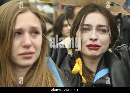 Le donne piangono mentre prendono parte ad un Rally che richiede ai leader ucraini e internazionali di organizzare Un Corridoio umanitario per l'evacuazione dei militari ucraini e civili da Mariupol, in mezzo all'invasione russa dell'Ucraina, a Kyiv, Ucraina 30 aprile 2022 (Foto di Maxym Marusenko/NurPhoto) Foto Stock