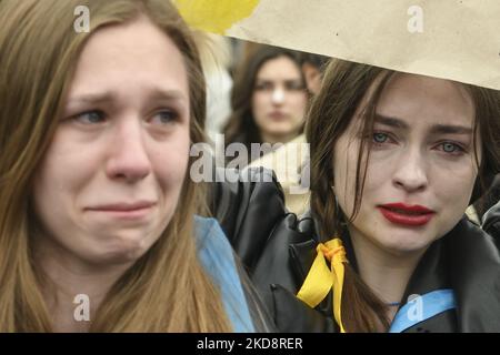 Le donne piangono mentre prendono parte ad un Rally che richiede ai leader ucraini e internazionali di organizzare Un Corridoio umanitario per l'evacuazione dei militari ucraini e civili da Mariupol, in mezzo all'invasione russa dell'Ucraina, a Kyiv, Ucraina 30 aprile 2022 (Foto di Maxym Marusenko/NurPhoto) Foto Stock