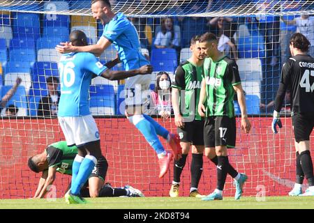 Amir Rrahmani ( SSC Napoli ) gioisce dopo il gol durante la Serie A 2021/22 match tra SSC. Napoli e US Sassuolo Calcio allo stadio Diego Armando Maradona (Foto di Agostino Gemito/LiveMedia/NurPhoto) Foto Stock