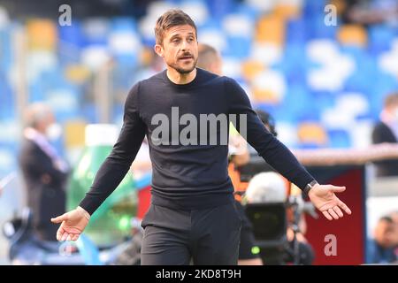 Alessio Dionisi Coach (US Sassuolo) gesticula durante la Serie Una partita 2021/22 tra SSC. Napoli e US Sassuolo Calcio allo stadio Diego Armando Maradona (Foto di Agostino Gemito/LiveMedia/NurPhoto) Foto Stock