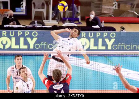 Barthelemy Chinenyeze Allianz Milano si è schiantato durante il Volley Campionato Italiano Serie A Men Superleague Play Off 5th Place - Gioiella Prisma Taranto vs Allianz Milano il 30 aprile 2022 alla PalaMazzola di Taranto (Foto di Giuseppe leva/LiveMedia/NurPhoto) Foto Stock