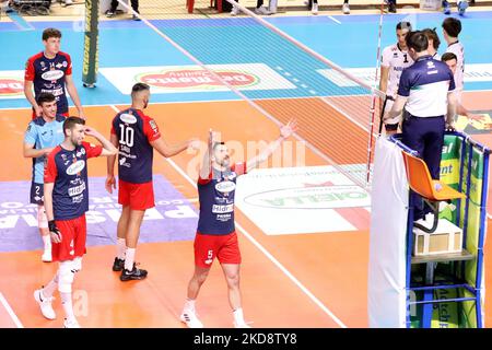 Prisma Taranto protesta. Durante il Volley Campionato Italiano Serie A Men Superleague Gioca al 5th° posto - Gioiella Prisma Taranto vs Allianz Milano il 30 aprile 2022 al PalaMazzola di Taranto (Foto di Giuseppe leva/LiveMedia/NurPhoto) Foto Stock