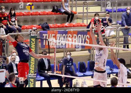 Fabrizio Gironi Prisma Taranto si è schiantato durante il Volley Campionato Italiano Serie A Men Superleague Play Off 5th° posto - Gioiella Prisma Taranto vs Allianz Milano il 30 aprile 2022 al PalaMazzola di Taranto (Foto di Giuseppe leva/LiveMedia/NurPhoto) Foto Stock