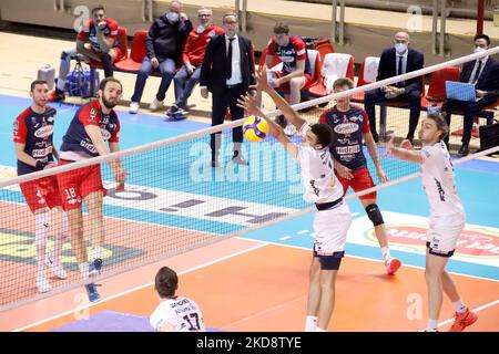 Gabriele di Martino Prisma Taranto si è schiantato durante il Volley Campionato Italiano Serie A Men Superleague Play Off 5th° posto - Gioiella Prisma Taranto vs Allianz Milano il 30 aprile 2022 al PalaMazzola di Taranto (Foto di Giuseppe leva/LiveMedia/NurPhoto) Foto Stock