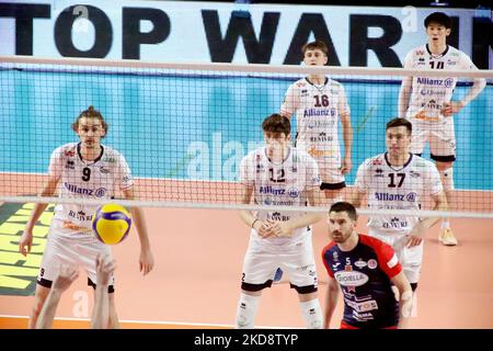 Allianz Milano in difesa. Durante il Volley Campionato Italiano Serie A Men Superleague Gioca al 5th° posto - Gioiella Prisma Taranto vs Allianz Milano il 30 aprile 2022 al PalaMazzola di Taranto (Foto di Giuseppe leva/LiveMedia/NurPhoto) Foto Stock