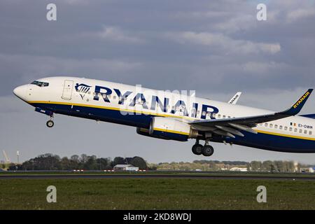 Ryanair Boeing 737-800 visto durante il decollo e il volo e la fase di partenza dall'aeroporto Schiphol di Amsterdam, volando verso Dublino Irlanda. L'aereo passeggeri Boeing B738 della compagnia aerea irlandese a basso costo ha la registrazione EI-DWM. Il settore dell'aviazione e il traffico di passeggeri stanno registrando una crescita dopo i 2 anni, con la pandemia di coronavirus del Covid-19 che ha un impatto negativo sull'industria dei viaggi e del turismo. Il vettore economico è la più grande compagnia aerea in Europa per il totale dei passeggeri di linea nel 2021. Amsterdam, Paesi Bassi il 27 aprile 2022 (Foto di Nicolò Foto Stock