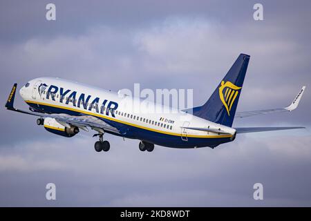 Ryanair Boeing 737-800 visto durante il decollo e il volo e la fase di partenza dall'aeroporto Schiphol di Amsterdam, volando verso Dublino Irlanda. L'aereo passeggeri Boeing B738 della compagnia aerea irlandese a basso costo ha la registrazione EI-DWM. Il settore dell'aviazione e il traffico di passeggeri stanno registrando una crescita dopo i 2 anni, con la pandemia di coronavirus del Covid-19 che ha un impatto negativo sull'industria dei viaggi e del turismo. Il vettore economico è la più grande compagnia aerea in Europa per il totale dei passeggeri di linea nel 2021. Amsterdam, Paesi Bassi il 27 aprile 2022 (Foto di Nicolò Foto Stock