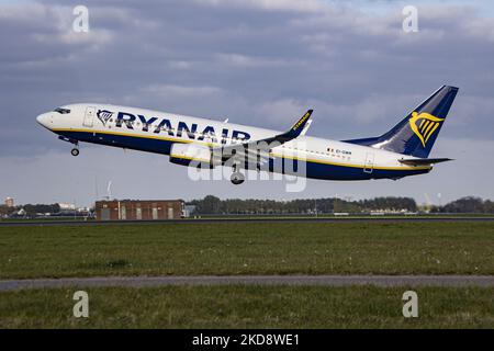 Ryanair Boeing 737-800 visto durante il decollo e il volo e la fase di partenza dall'aeroporto Schiphol di Amsterdam, volando verso Dublino Irlanda. L'aereo passeggeri Boeing B738 della compagnia aerea irlandese a basso costo ha la registrazione EI-DWM. Il settore dell'aviazione e il traffico di passeggeri stanno registrando una crescita dopo i 2 anni, con la pandemia di coronavirus del Covid-19 che ha un impatto negativo sull'industria dei viaggi e del turismo. Il vettore economico è la più grande compagnia aerea in Europa per il totale dei passeggeri di linea nel 2021. Amsterdam, Paesi Bassi il 27 aprile 2022 (Foto di Nicolò Foto Stock