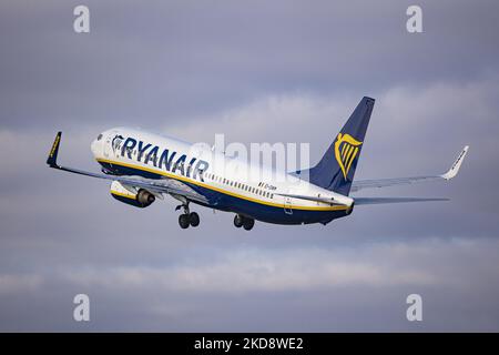 Ryanair Boeing 737-800 visto durante il decollo e il volo e la fase di partenza dall'aeroporto Schiphol di Amsterdam, volando verso Dublino Irlanda. L'aereo passeggeri Boeing B738 della compagnia aerea irlandese a basso costo ha la registrazione EI-DWM. Il settore dell'aviazione e il traffico di passeggeri stanno registrando una crescita dopo i 2 anni, con la pandemia di coronavirus del Covid-19 che ha un impatto negativo sull'industria dei viaggi e del turismo. Il vettore economico è la più grande compagnia aerea in Europa per il totale dei passeggeri di linea nel 2021. Amsterdam, Paesi Bassi il 27 aprile 2022 (Foto di Nicolò Foto Stock