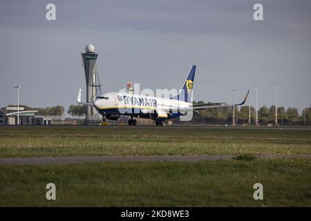 Ryanair Boeing 737-800 visto durante il decollo e il volo e la fase di partenza dall'aeroporto Schiphol di Amsterdam, volando verso Dublino Irlanda. L'aereo passeggeri Boeing B738 della compagnia aerea irlandese a basso costo ha la registrazione EI-DWM. Il settore dell'aviazione e il traffico di passeggeri stanno registrando una crescita dopo i 2 anni, con la pandemia di coronavirus del Covid-19 che ha un impatto negativo sull'industria dei viaggi e del turismo. Il vettore economico è la più grande compagnia aerea in Europa per il totale dei passeggeri di linea nel 2021. Amsterdam, Paesi Bassi il 27 aprile 2022 (Foto di Nicolò Foto Stock