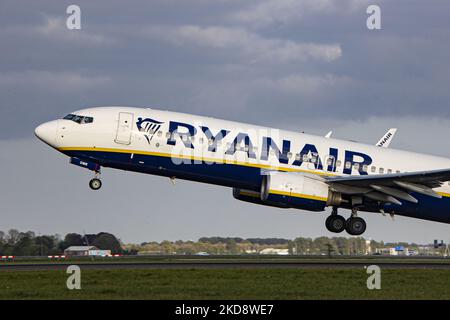 Ryanair Boeing 737-800 visto durante il decollo e il volo e la fase di partenza dall'aeroporto Schiphol di Amsterdam, volando verso Dublino Irlanda. L'aereo passeggeri Boeing B738 della compagnia aerea irlandese a basso costo ha la registrazione EI-DWM. Il settore dell'aviazione e il traffico di passeggeri stanno registrando una crescita dopo i 2 anni, con la pandemia di coronavirus del Covid-19 che ha un impatto negativo sull'industria dei viaggi e del turismo. Il vettore economico è la più grande compagnia aerea in Europa per il totale dei passeggeri di linea nel 2021. Amsterdam, Paesi Bassi il 27 aprile 2022 (Foto di Nicolò Foto Stock