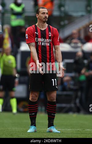 Zlatan Ibrahimovic (AC Milan) reagisce durante la serie di calcio italiana A match AC Milan vs ACF Fiorentina il 01 maggio 2022 allo stadio San Siro di Milano (Photo by Francesco Scaccianoce/LiveMedia/NurPhoto) Foto Stock