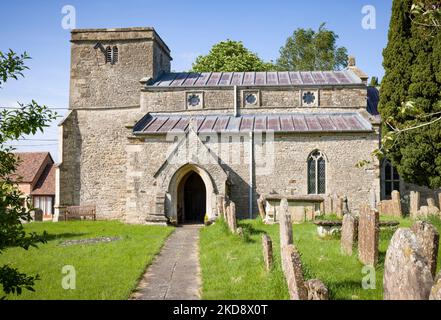 Esterno della vecchia chiesa con cimitero, la chiesa di San Giovanni Battista a Preston Bissett, Buckinghamshire, Regno Unito Foto Stock