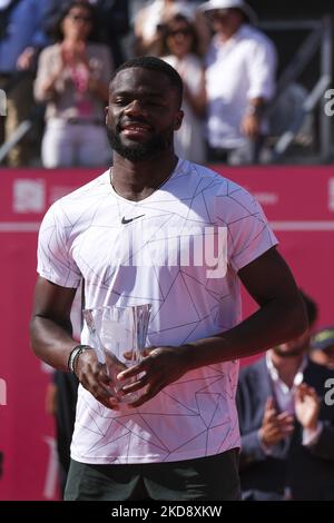 Frances Tiafoe degli Stati Uniti riceve il secondo posto nel Millennium Estoril Open ATP 250 torneo di tennis presso l'Estoril Tennis Club di Estoril, Portogallo, il 1 maggio 2022. (Foto di Nuno Cruz/NurPhoto) Foto Stock