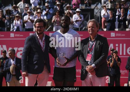 Frances Tiafoe degli Stati Uniti riceve il secondo posto nel Millennium Estoril Open ATP 250 torneo di tennis presso l'Estoril Tennis Club di Estoril, Portogallo, il 1 maggio 2022. (Foto di Nuno Cruz/NurPhoto) Foto Stock