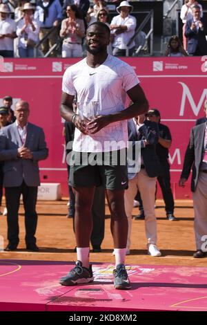 Frances Tiafoe degli Stati Uniti riceve il secondo posto nel Millennium Estoril Open ATP 250 torneo di tennis presso l'Estoril Tennis Club di Estoril, Portogallo, il 1 maggio 2022. (Foto di Nuno Cruz/NurPhoto) Foto Stock