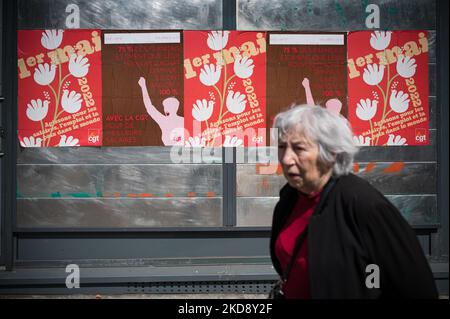 I manifestanti camminano i poster del giorno di maggio dopo che il sindacato CGT ha bloccato la tradizionale manifestazione del giorno di maggio a Parigi (Festa del lavoro) che segna la Giornata internazionale dei lavoratori, a partire da Place de la République a Parigi, 1 maggio 2022. (Foto di Samuel Boivin/NurPhoto) Foto Stock