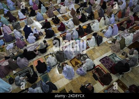 La donna musulmana prega il primo giorno della festa di Eid al-Fitr, che segna la fine del mese santo musulmano del Ramadan, presso il Centro Islamico Tailandese di Bangkok, Thailandia, 02 maggio 2022. (Foto di Anusak Laowilas/NurPhoto) Foto Stock