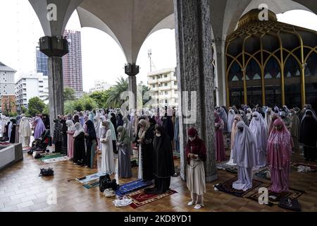 La donna musulmana prega il primo giorno della festa di Eid al-Fitr, che segna la fine del mese santo musulmano del Ramadan, presso il Centro Islamico Tailandese di Bangkok, Thailandia, 02 maggio 2022. (Foto di Anusak Laowilas/NurPhoto) Foto Stock