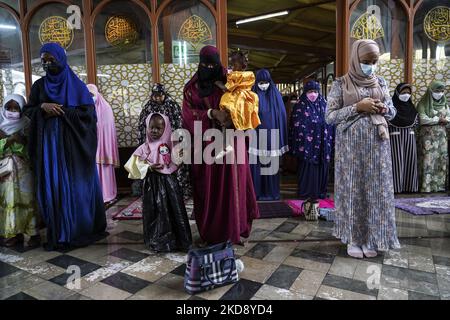 La donna musulmana prega il primo giorno della festa di Eid al-Fitr, che segna la fine del mese santo musulmano del Ramadan, presso il Centro Islamico Tailandese di Bangkok, Thailandia, 02 maggio 2022. (Foto di Anusak Laowilas/NurPhoto) Foto Stock