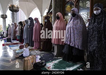 La donna musulmana prega il primo giorno della festa di Eid al-Fitr, che segna la fine del mese santo musulmano del Ramadan, presso il Centro Islamico Tailandese di Bangkok, Thailandia, 02 maggio 2022. (Foto di Anusak Laowilas/NurPhoto) Foto Stock