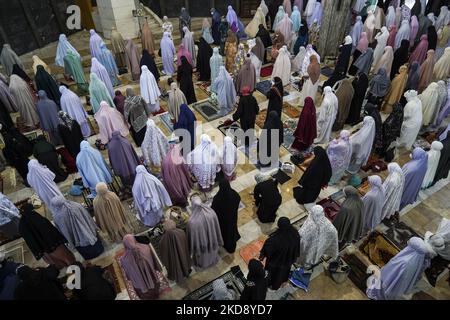 La donna musulmana prega il primo giorno della festa di Eid al-Fitr, che segna la fine del mese santo musulmano del Ramadan, presso il Centro Islamico Tailandese di Bangkok, Thailandia, 02 maggio 2022. (Foto di Anusak Laowilas/NurPhoto) Foto Stock