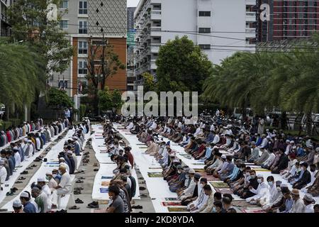 I musulmani thailandesi pregano il primo giorno della festa di Eid al-Fitr, che segna la fine del mese santo musulmano del Ramadan, presso il Centro islamico thailandese di Bangkok, Thailandia, 02 maggio 2022. (Foto di Anusak Laowilas/NurPhoto) Foto Stock