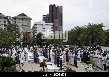 I musulmani thailandesi pregano il primo giorno della festa di Eid al-Fitr, che segna la fine del mese santo musulmano del Ramadan, presso il Centro islamico thailandese di Bangkok, Thailandia, 02 maggio 2022. (Foto di Anusak Laowilas/NurPhoto) Foto Stock