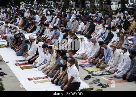 I musulmani thailandesi pregano il primo giorno della festa di Eid al-Fitr, che segna la fine del mese santo musulmano del Ramadan, presso il Centro islamico thailandese di Bangkok, Thailandia, 02 maggio 2022. (Foto di Anusak Laowilas/NurPhoto) Foto Stock