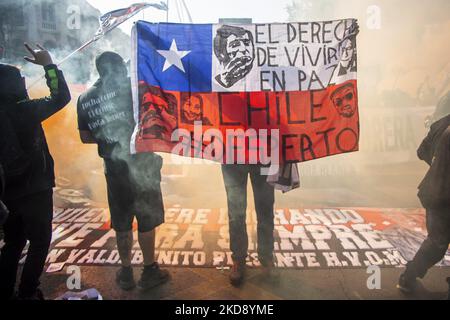 Una persona detiene una bandiera cilena. In occasione del Rally di Santiago del Cile, il giorno di maggio. Il 01 maggio 2022. (Foto di Claudio Abarca Sandoval/NurPhoto) Foto Stock