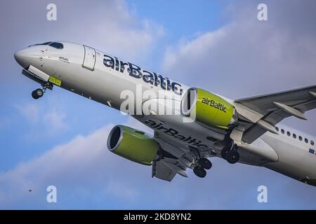 Air Baltic Airbus A220-300 l'ex Bombardier CSeries CS300 BD-500, visto in partenza dall'aeroporto Schiphol di Amsterdam. L'aereo decollo ha la registrazione YL-CSC e il nome Aluksne. AirBaltic è il vettore di bandiera della Lettonia e collega Amsterdam a riga, Tallinn, Tampere e Vilnius. Il traffico di passeggeri ha cominciato ad aumentare mostrando un miglioramento significativo dopo 2 anni di misure di blocco e restrizioni di viaggio a causa della Pandemia di Coronavirus COVID-19. Amsterdam, Paesi Bassi il 27 aprile 2022 (Foto di Nicolas Economou/NurPhoto) Foto Stock