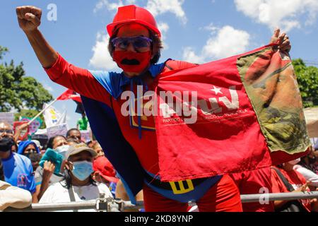 Una donna vestita come Super Mustache un personaggio ispirato dal presidente venezuelano Nicolas Maduro prende parte a una marcia per celebrare la Giornata Internazionale dei lavoratori attraverso il centro di Caracas, Venezuela il 1 maggio 2022. (Foto di Javier Campos/NurPhoto) Foto Stock