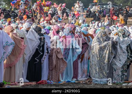 I musulmani indonesiani eseguono la preghiera di Eid al-Fitr a Gumuk Pasir (duna di sabbia), Parangkusumo Beach a Bantul, Yogyakarta, Indonesia il 2 maggio 2022. I musulmani di tutto il mondo celebrano Eid al-Fitr con le loro famiglie che segnano la fine del Ramadan. (Foto di Rizqullah Hamiid/NurPhoto) Foto Stock