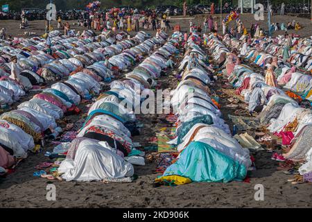 I musulmani indonesiani eseguono la preghiera di Eid al-Fitr a Gumuk Pasir (duna di sabbia), Parangkusumo Beach a Bantul, Yogyakarta, Indonesia il 2 maggio 2022. I musulmani di tutto il mondo celebrano Eid al-Fitr con le loro famiglie che segnano la fine del Ramadan. (Foto di Rizqullah Hamiid/NurPhoto) Foto Stock